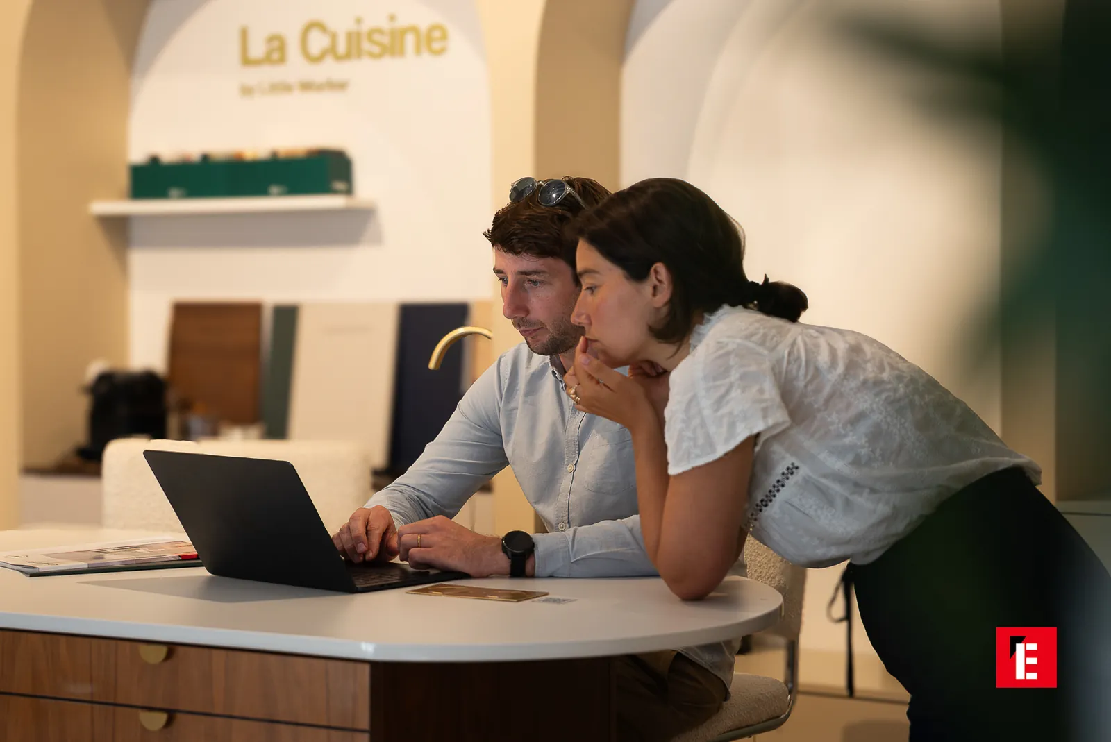 Échange autour d'un ordinateur au comptoir « La Cuisine by Little Worker » — Bordeaux Esprit des Lois