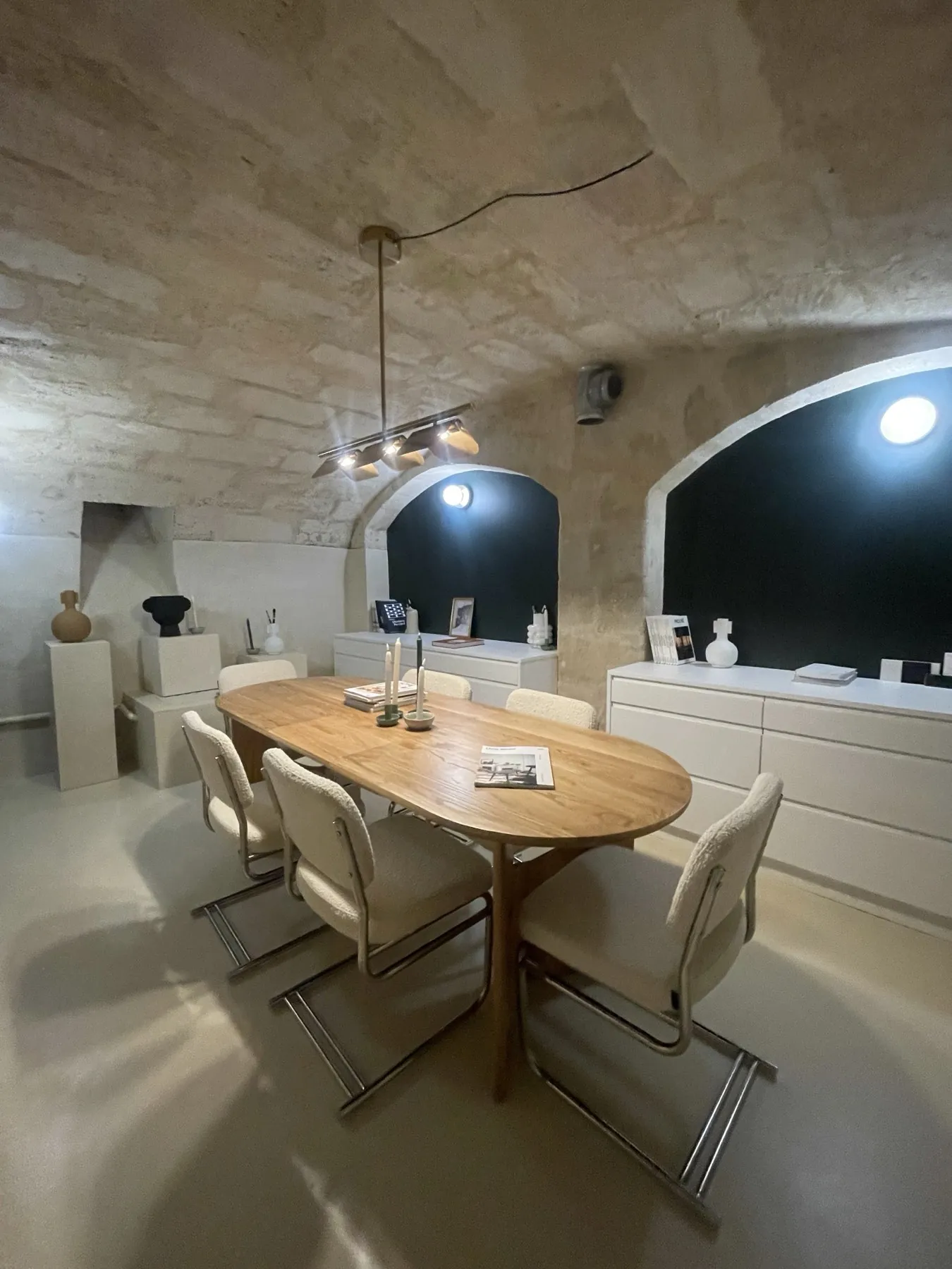 Salle de réunion sous voûte de pierre avec grande table ovale — Bordeaux Esprit des Lois