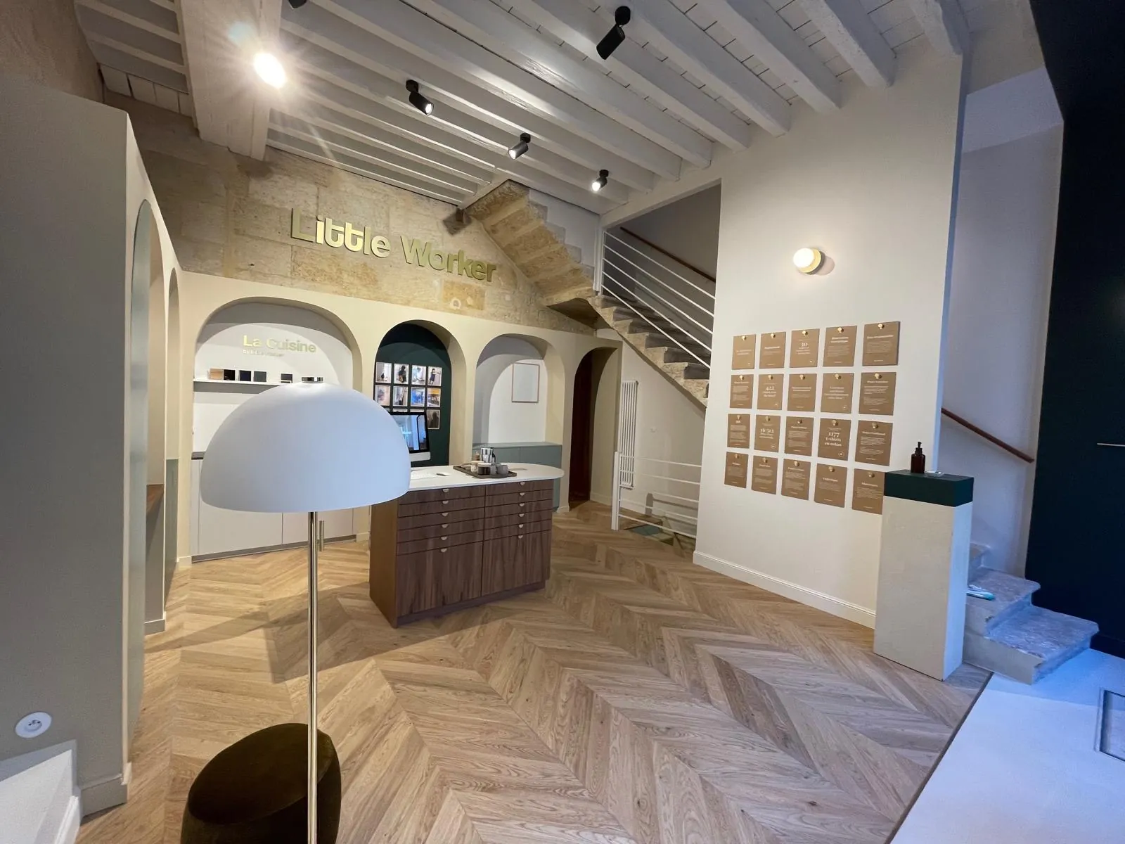 Escalier et comptoir en bois sous les poutres apparentes — Bordeaux Esprit des Lois