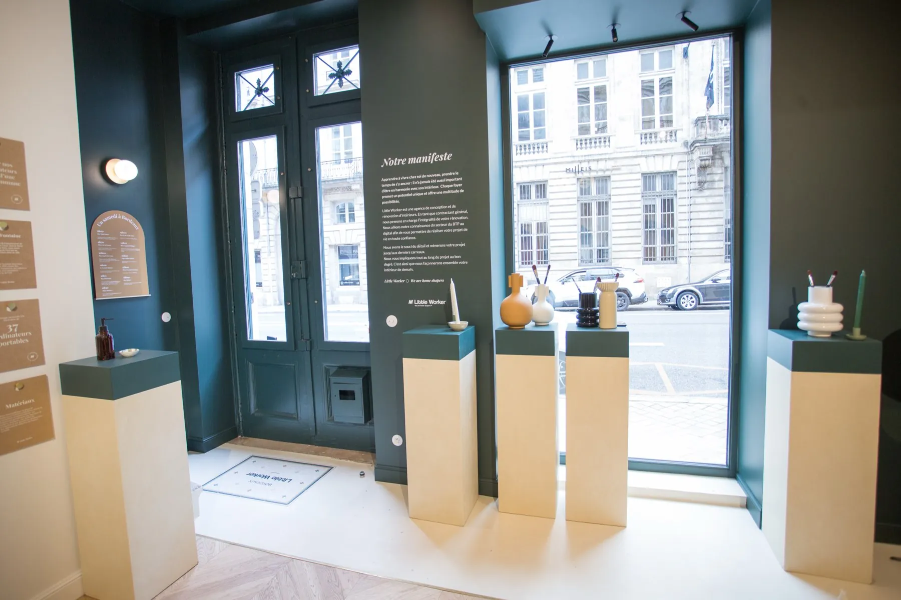 Objets sur socles et manifeste près de l'entrée — Bordeaux Esprit des Lois