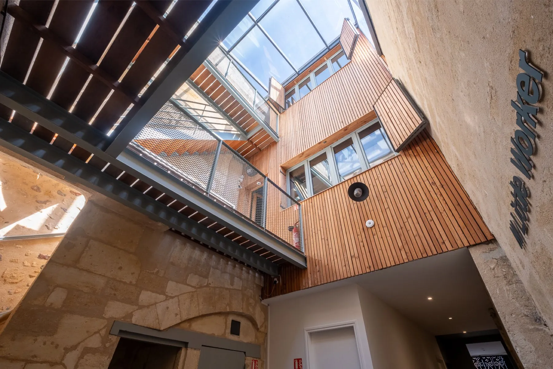 Patio à ciel ouvert coiffé d'une verrière — Bordeaux Leyteire