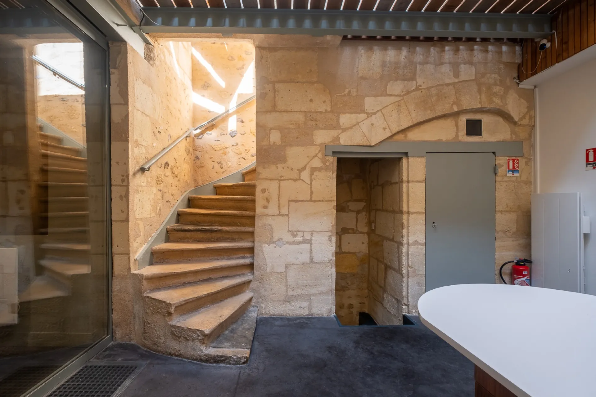 Escalier en pierre et arche ancienne — Bordeaux Leyteire