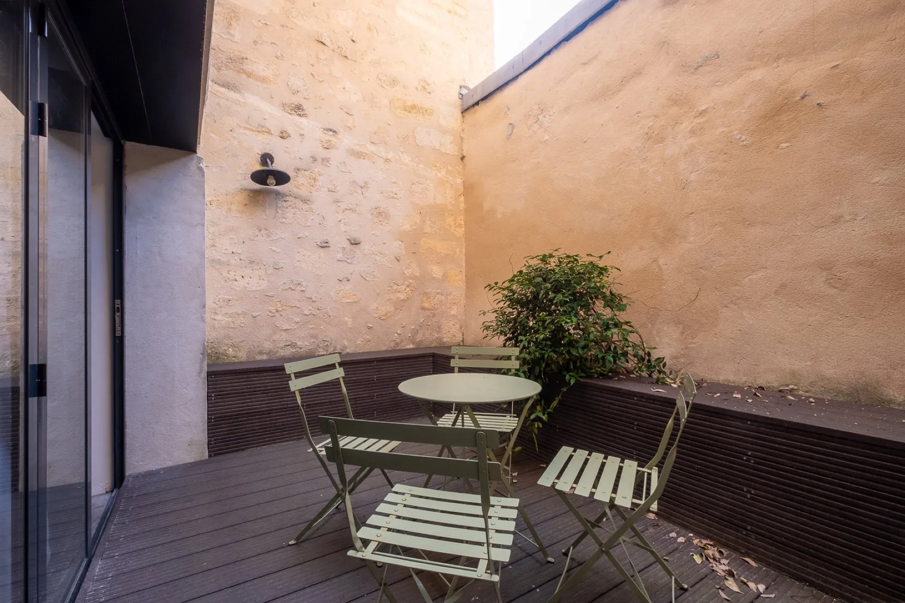 Terrasse extérieure entre les murs de pierre — Bordeaux Leyteire