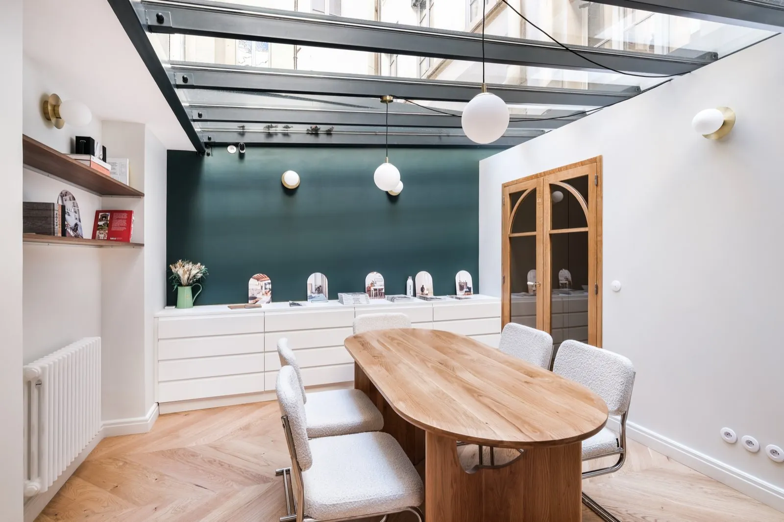 Table de réunion ovale et chaises bouclé sous la verrière — Passage de Lyon