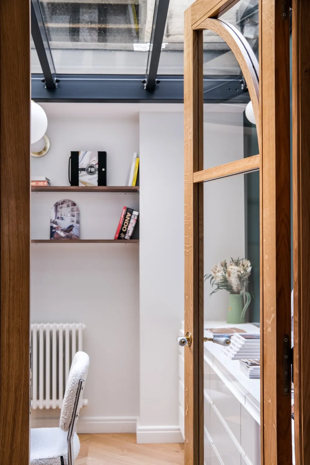 Détail : porte vitrée cintrée en bois ouvrant sur la salle de réunion — Passage de Lyon
