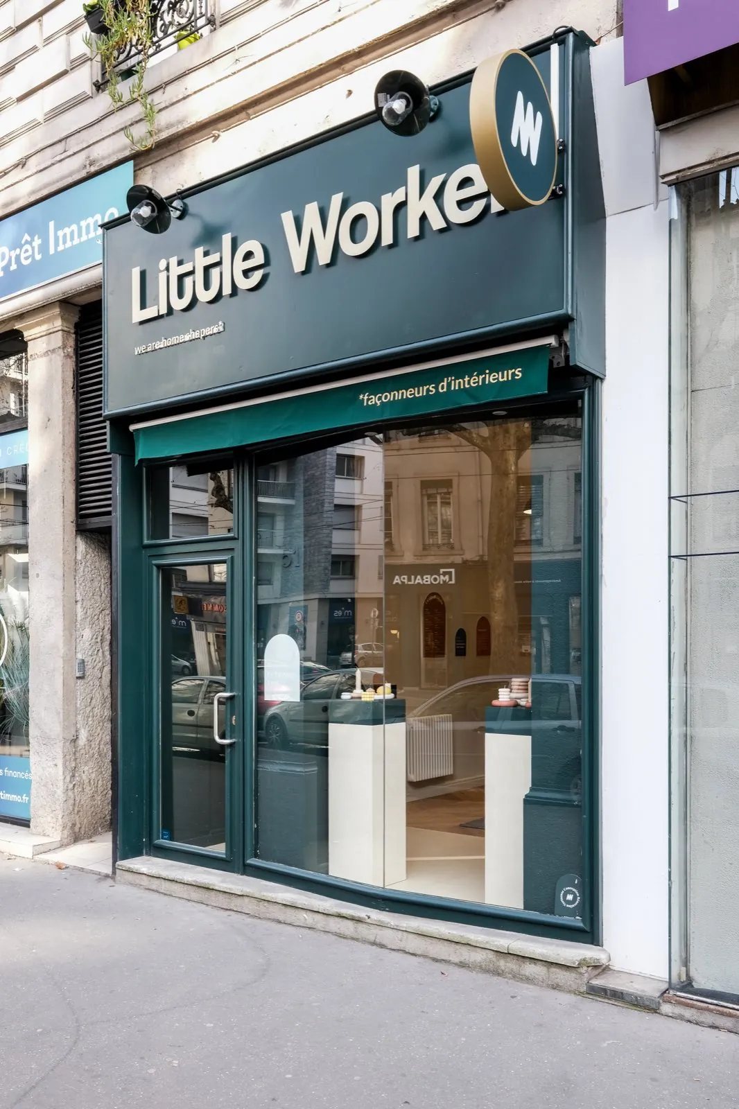 Devanture sur rue : enseigne verte « Little Worker, façonneurs d'intérieurs » — Passage de Lyon