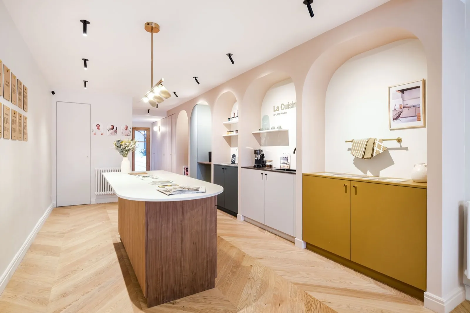 La Cuisine by Little Worker : îlot en noyer, alcôves arquées et rangements colorés — Passage de Lyon