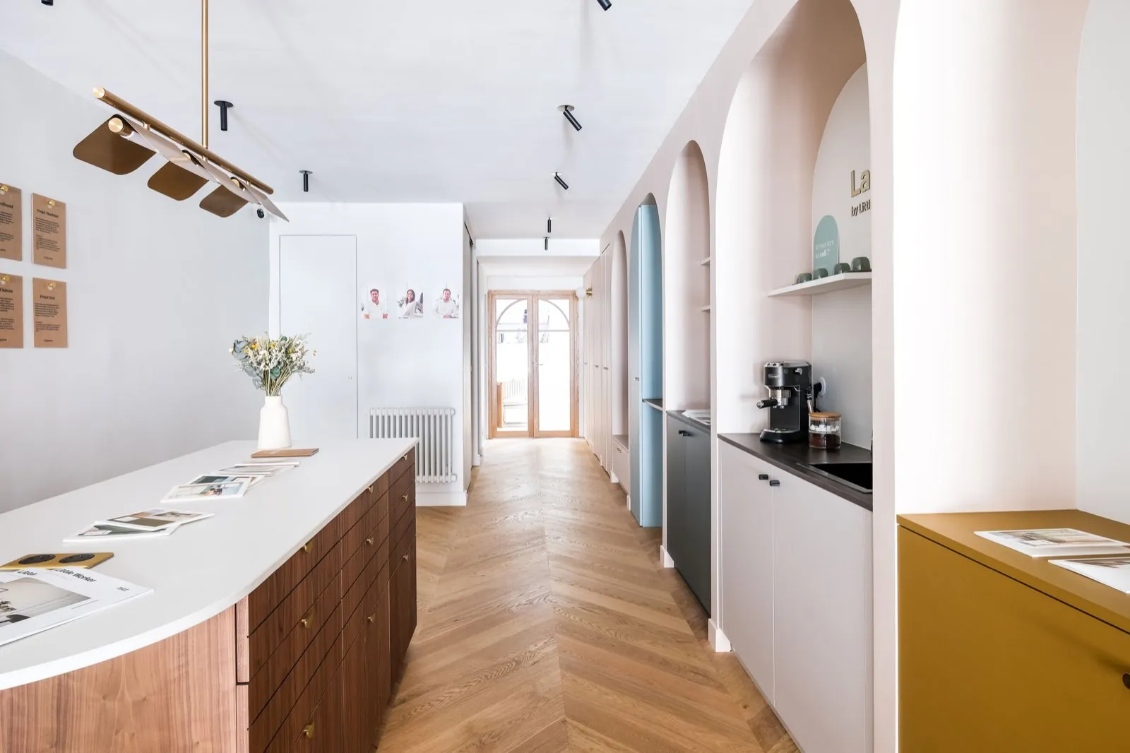 Îlot central en noyer et coin café de la cuisine partagée, parquet à chevrons — Passage de Lyon