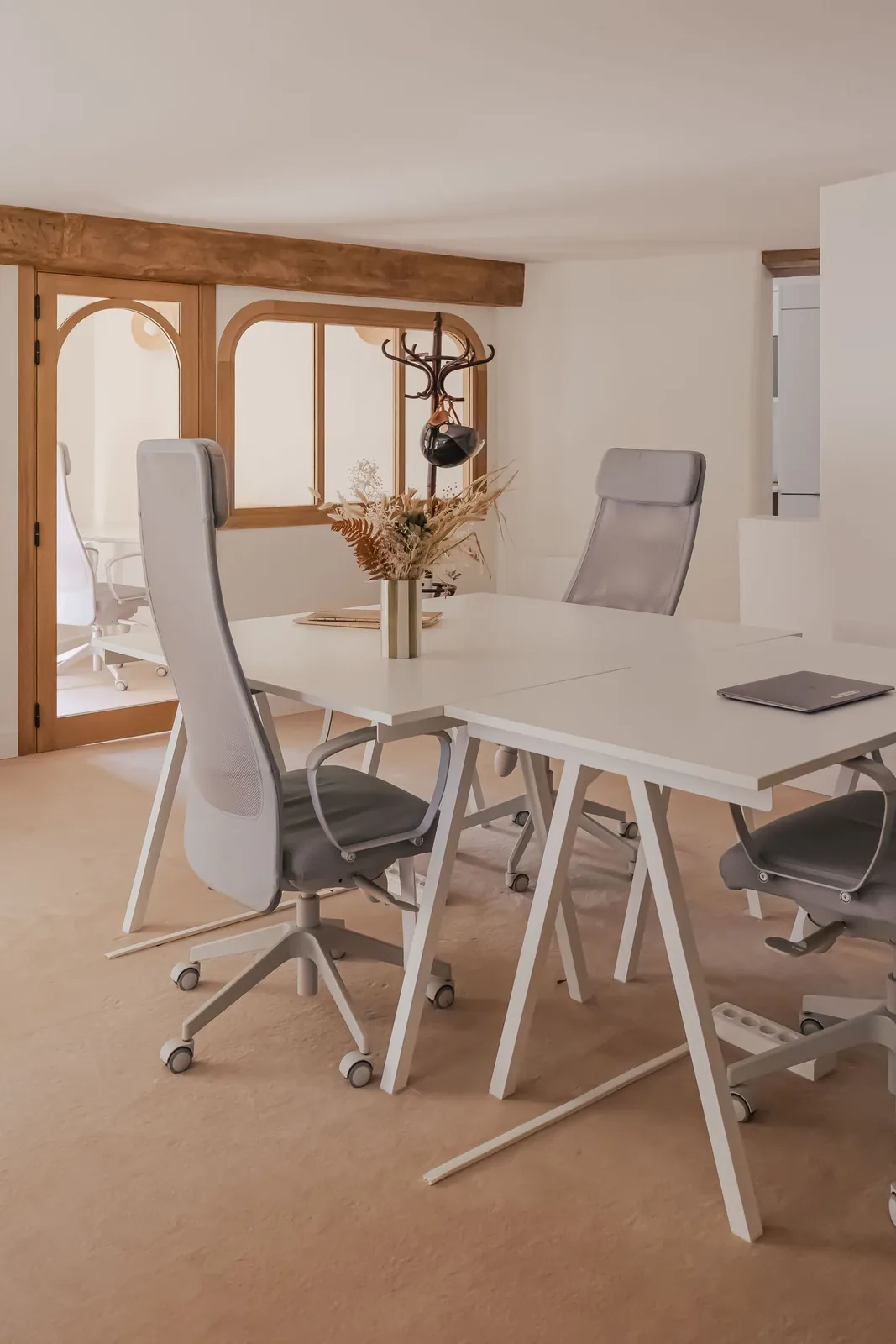 Espace de coworking : bureaux blancs, fauteuils ergonomiques et verrière en arche — Le Passage de Nantes