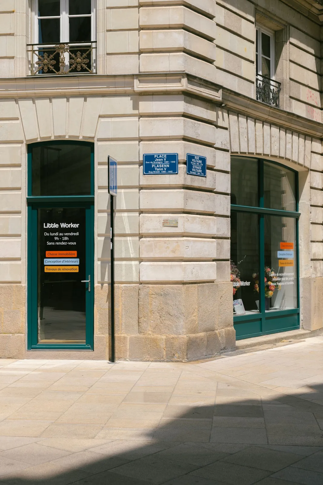 Devanture Little Worker à l'angle de la place Jean V et de la rue Voltaire, à Nantes — Le Passage de Nantes