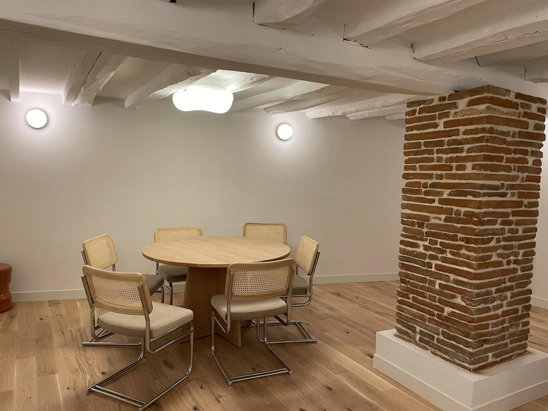 Salle de réunion, table ronde et colonne en brique toulousaine — Toulouse